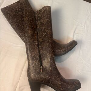 A COWGIRL’S DREAM Chic Brown Patterned Heeled RAIN Boots